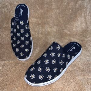 Women’s 10 CLARKS CLOUD STEPPERS BREEZE SHORE Navy Floral Daisy Slip On Sneakers